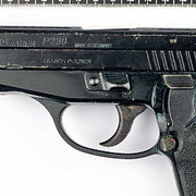 På pistolen som användes i skjutningen finns inskriptionen ”Tillhör polisen”, snett vänster ovanför avtryckaren.