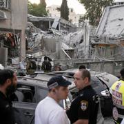 Räddningsarbetare i Bnei Brak utanför Tel Aviv efter nattens attack.