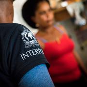 Utredare från Interpol talar med en kvinna vid en guldgruva i Guyana.