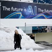 En reklambanner med en slogan om AI på en byggnad i Davos under Världsekonomiskt forum i år. 