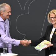 Utredaren Clas Olsson, generaldirektör för Ekonomistyrningsverket, lämnar över slutbetänkandet till finansminister Elisabeth Svantesson (M).