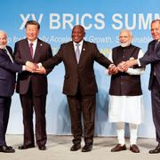 Lula da Silva, Xi Jinping, Cyril Ramaphosa, Narendra Modi och Sergej Lavrov i Johannesburg, 23 augusti.