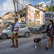 Israeler inspekterar förödelse i Tel Aviv.  Oded Balilty / AP