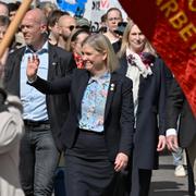 Magdalena Andersson (S) går i Socialdemokraternas demonstrationståg från Humlegården till Norra Bantorget.