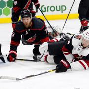 Carl Soderberg och Jaccob Slavin framför målvakten Mrazek.