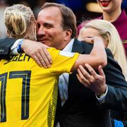 Stefan Löfven kramar om Caroline Seger under bronsceremonin.