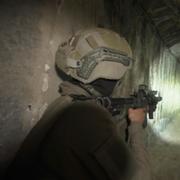 Israelisk soldat visar upp en tunnel under al-Shifa-sjukhuset.