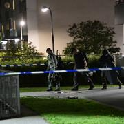 Polisavspärrningar vid platsen där en person har skottskadats i huvudet i Tensta, nordvästra Stockholm.