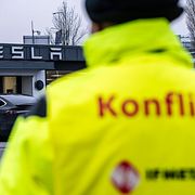 Strejkvakt från IF Metall utanför Tesla-anläggningen på Boplatsgatan i Malmö. Arkivbild.