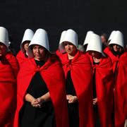 Kvinnorna klädde sig i dräkter från The Handmaids Tale för att förespråka legaliserad abort. 