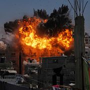 Explosion efter israeliskt luftanfall i Gaza.