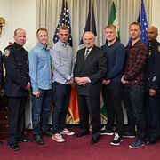Svenskarna hyllades av New Yorks polischef William Bratton.