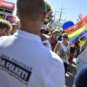 Mångfaldsparaden passerar en NMR-manifestation under politikerveckan i Almedalen. 