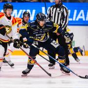 Brynäs Linus Lindblom och HV71:s Henrik Borgström  under matchen. 