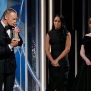 Alexander Skarsgård tar emot sitt Golden Globe-pris. 