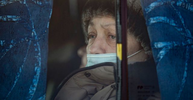 En kvinna på en buss från proryskt kontrollerade områden till ukrainskt kontrollerade områden i östra Ukraina. Vadim Ghirda / AP