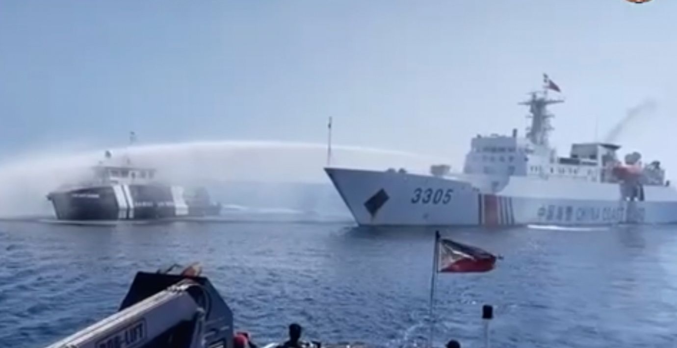 Ett kinesiskt fartyg använder vattenkanoner mot ett fillipinskt fartyg vid Scarborough Shoal i december 2023.