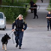 Poliser utreder platsen för skottlossningen i Älvsjö i lördags. Händelsen kopplas till söndagens tillslag, enligt uppgifter till Expressen.