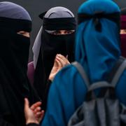 Kvinnor deltar i en protest mot burkaförbud i Danmark. Arkivbild.