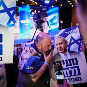 Netanyahu-väljare reagerar på vallokalsundersökningen i Jerusalem.