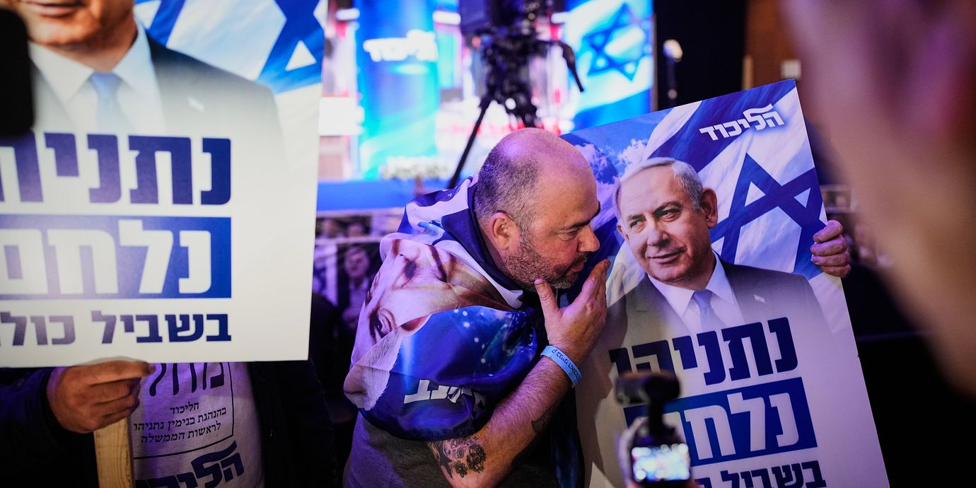 Netanyahu-väljare reagerar på vallokalsundersökningen i Jerusalem.