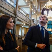 Kulturminister Parisa Liljestrand (M) och statsminister Ulf Kristersson (M) i Göteborgs synagoga. 