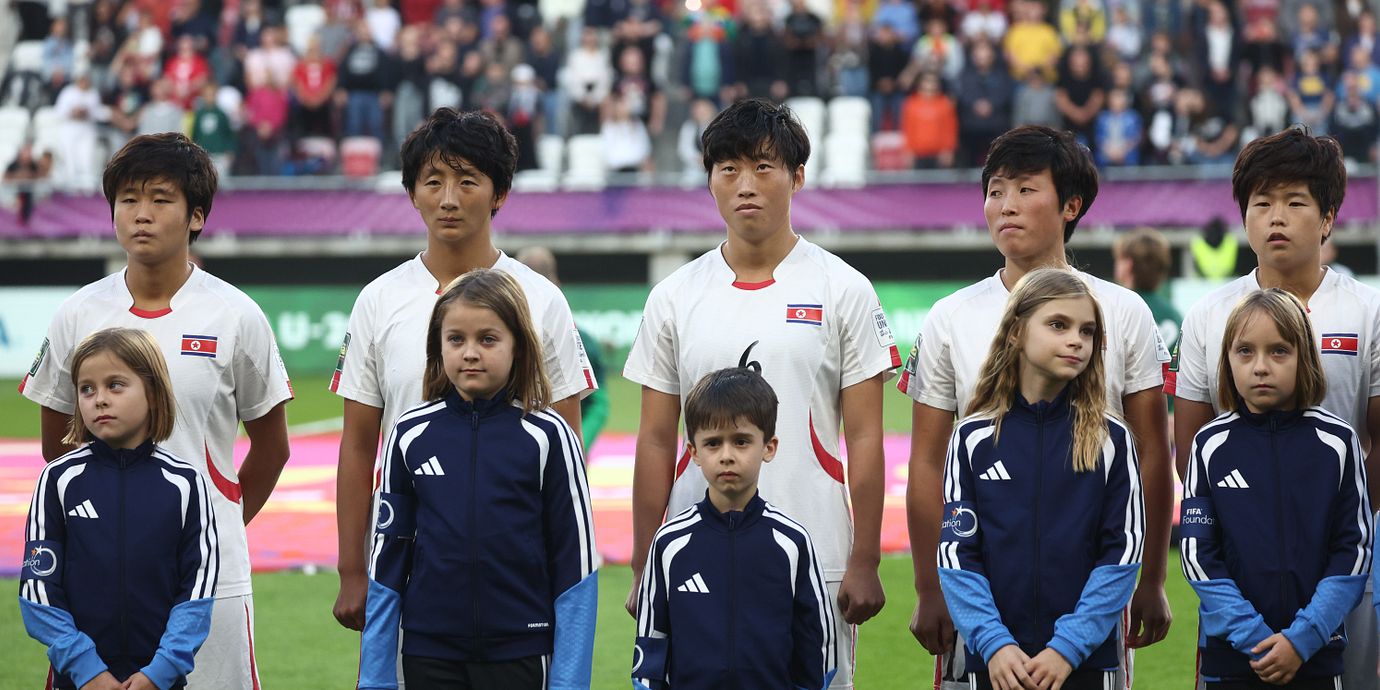 Nordkoreanska spelare innan finalen mot Spanien.