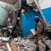 En ukrainsk soldat nära resterna av ett nedskjutet Su-34-plan i mars i år. 