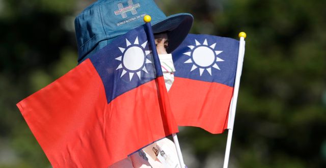 Kvinna med taiwanesiska flaggor. Chiang Ying-ying / TT NYHETSBYRÅN