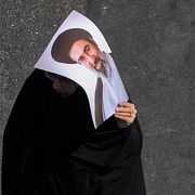 Mojtaba Khamenei, son till Ali Khamenei, skadades i samma luftangrepp som dödade hans far den 28 februari. I början av mars bekräftades Mojtaba som Irans högste ledare. Han har inte setts offentligt sedan han skadades och har hittills enbart kommunicerat med allmänheten via skriftliga uttalanden.