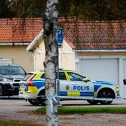 Polis på plats utanför huset där en ambulanssjukvårdare blev dödad i tjänsten.