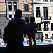 En man med ett barn mitt emot statsministerbostaden i centrala Stockholm.