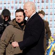 Biden med Zelenskyj i Kyiv under måndagen.