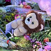 Människor lägger blommor utanför Brinellskolan 24 augusti.