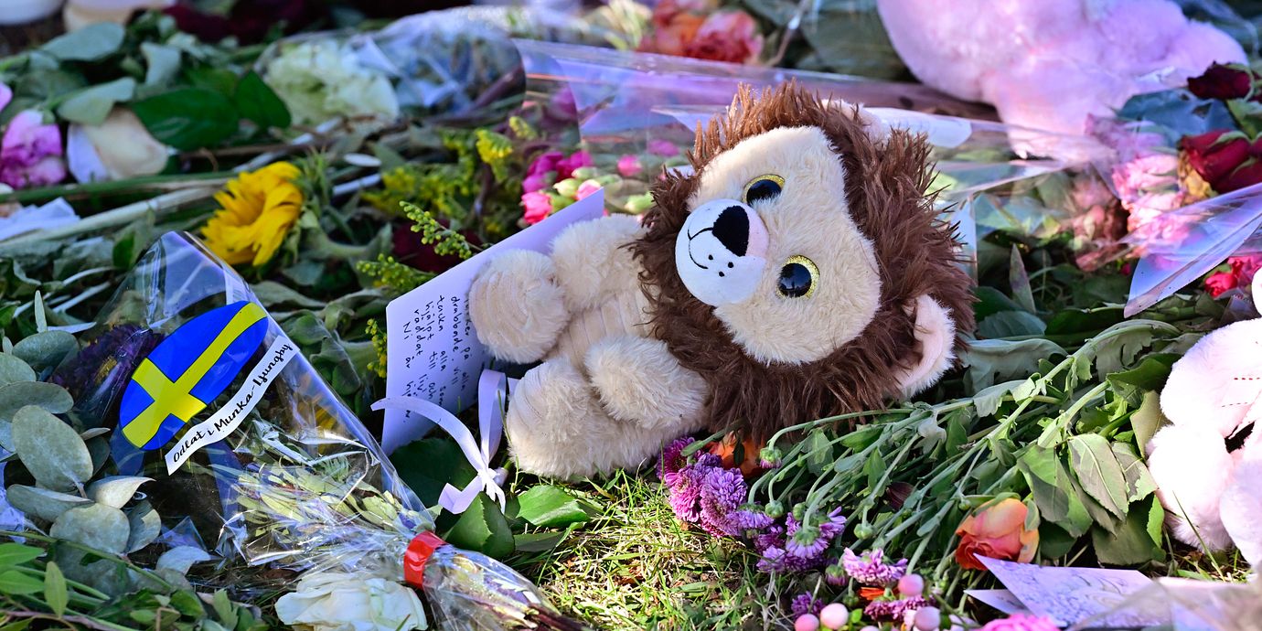Människor lägger blommor utanför Brinellskolan 24 augusti.