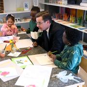 Skolminister Lotta Edholm (L) och statsminister Ulf Kristersson (M) besökte förskolan Humlan i Botkyrka kommun. 