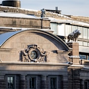 Sveriges riksdag med snö på taken. 