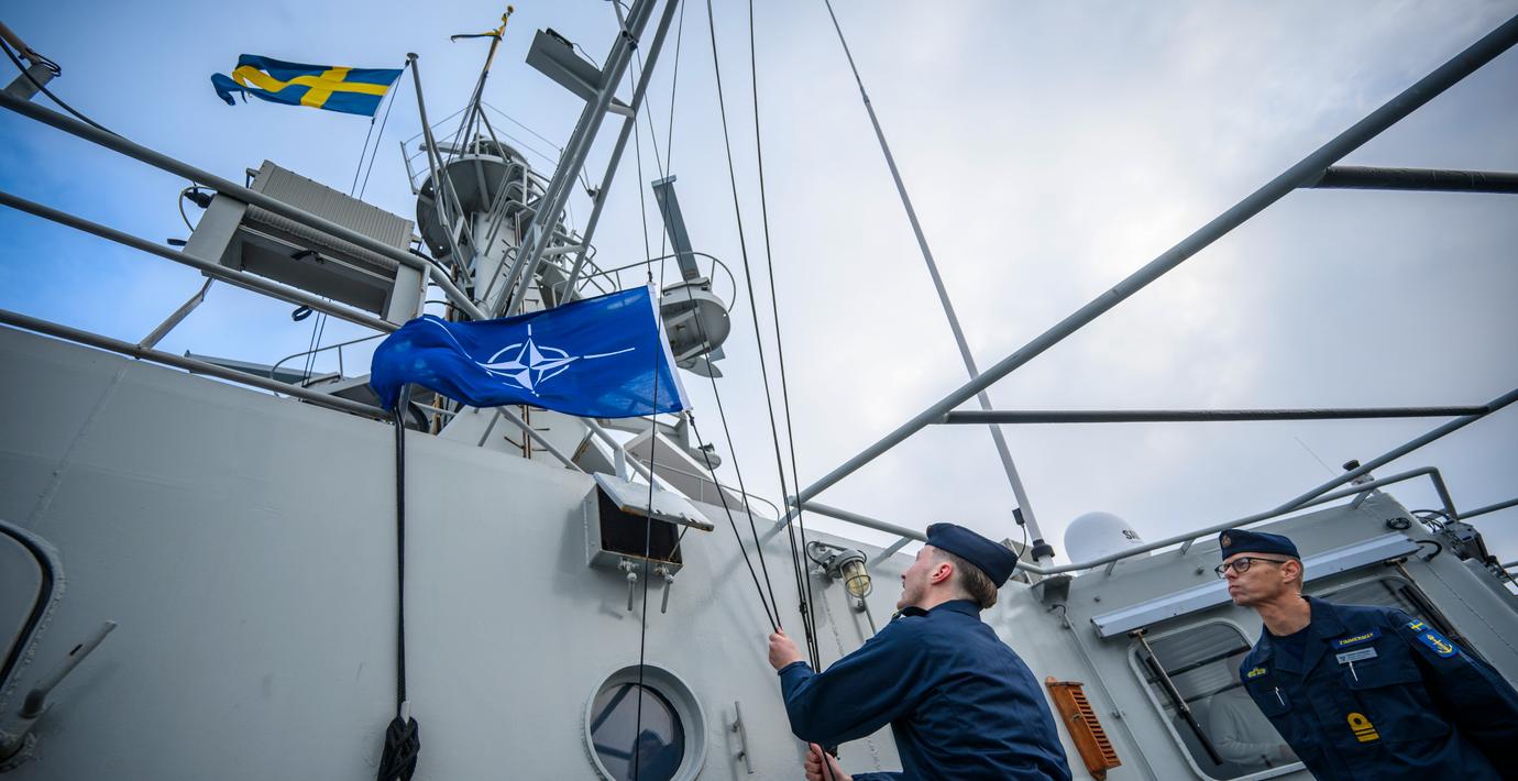 Sverige och Natos flagga hissas på HMS Carlskrona som är en del av operation Baltic Sentry. 