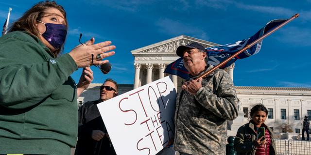 Trump-anhängare och -motståndare debatterar utanför Högsta domstolens byggnad i Washington på fredagen J. Scott Applewhite / TT NYHETSBYRÅN