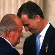 Juan Carlos och hans son kronprins Felipe under ceremonin.