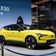 Volvo Cars EX30 på bilmässa i Kina.