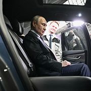 Putin på besök i bilfabrik.