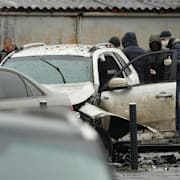 Utredare arbetar vid bilen på måndagsmorgonen. 