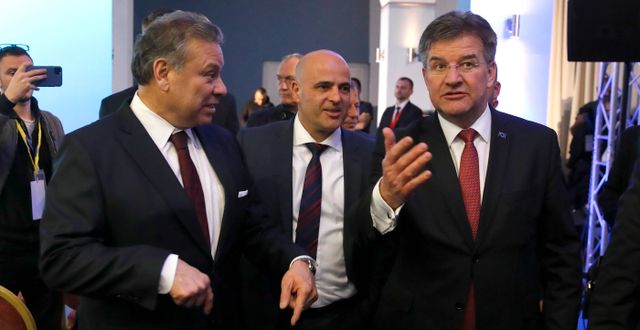 Serbiens president Aleksandar Vucic och Kosovos premiärminister Albin Kurti under samtalen i Nordmakedonien. Boris Grdanoski / AP