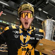 Skellefteås Jonathan Pudas jublar.