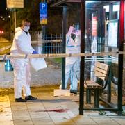 Polisens kriminaltekniker undersöker platsen. 