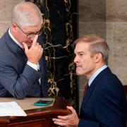 Jim Jordan, till höger, pratar med till temporära talmannen under onsdagen.