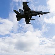 Ett stridsplan av modell F-18 i Finland. Samma typ av stridsplan användes för att skjuta ner vad som tros ha varit en rysk drönare i Rumänien på söndagsmorgonen.