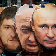 Ansiktsmasker föreställandes Rysslands president Vladimir Putin, Jevgenij Prigozjin och Tjetjeniens ledare Ramzan Kadyrov.