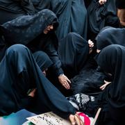 Kvinnor sörjer dödsoffer i iranska staden Tabriz, 16 juni 2025.